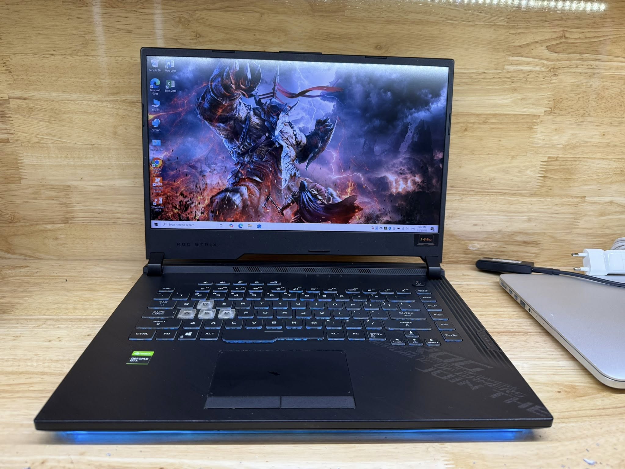 Asus ROGTRIX Gaming I7 10750H / 16G / 512GB / GTX 1650Ti 4G / 15.6 FHD 144hz Máy 98%